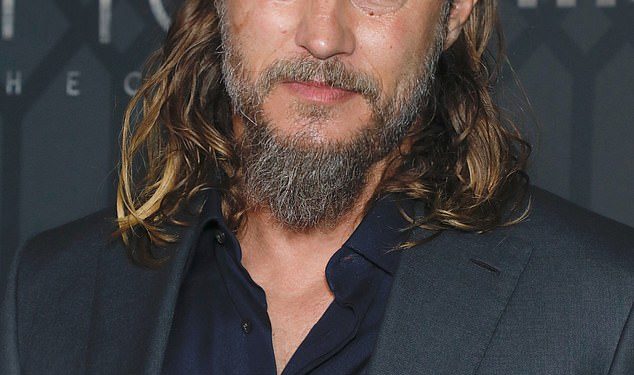 Travis Fimmel više ne izgleda ovako! Zvijezda Boy Swallows Universe izgleda sasvim drugačije dok prisustvuje svjetskoj premijeri HBO-ovog Dune: Prophecy