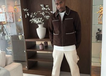 Trenutak Britansku YouTube zvijezdu Yunga Fillyja vode kroz zračnu luku s lisicama na rukama prije nego što se popeo u automobil koji ga je čekao dok je u Australiji optužen za navodno silovanje žene u hotelu