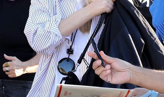 Trudna Jennifer Lawrence skriva kvrgu u prevelikoj bluzi na utakmici World Series one after baby news