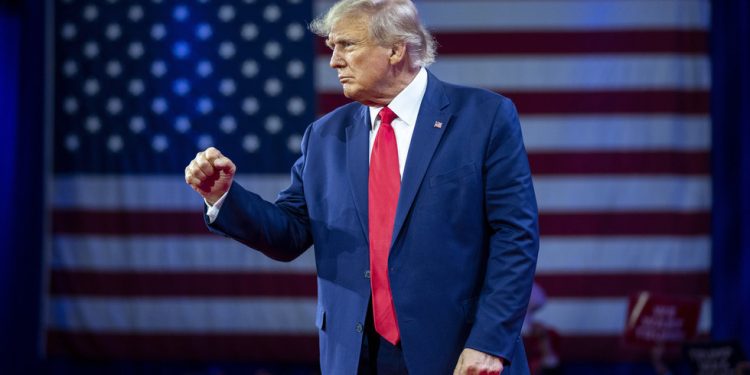 Trump odgovorio Harrisu na komentar Hitlera — RT World News