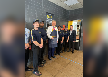 Trump pravi krumpiriće u Pennsylvania McDonald’su: ‘Sada sam radio 15 minuta više od Kamale’