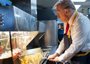 Trump pravi pomfrit u McDonald’su (VIDEO) — RT World News