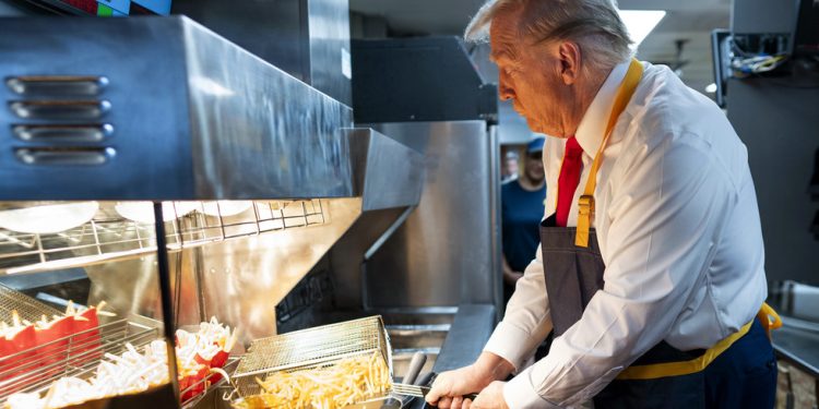 Trump pravi pomfrit u McDonald’su (VIDEO) — RT World News