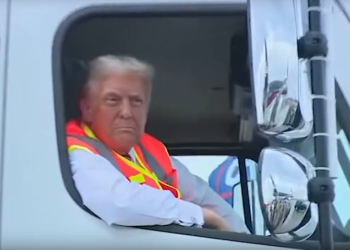Trump se vozio u kamionu za smeće (VIDEO) — RT World News