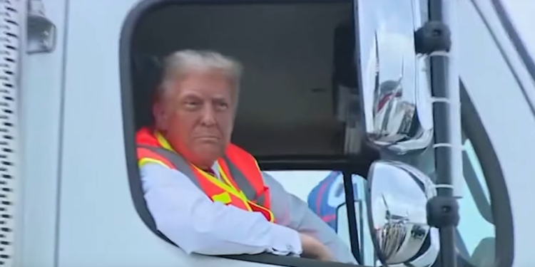 Trump se vozio u kamionu za smeće (VIDEO) — RT World News