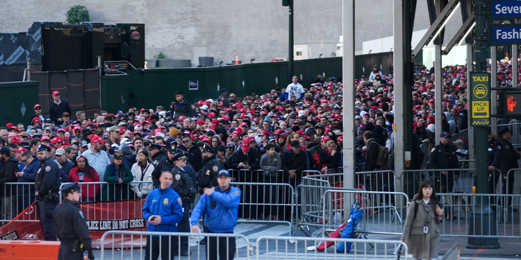Trumpove pristaše okupljaju se u Madison Square Gardenu uoči dugo očekivanog skupa: ‘Ikoničan’