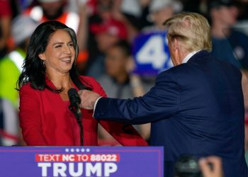 Tulsi Gabbard, bivša demokratska kandidatkinja za predsjednicu, pridružuje se republikanskoj stranci na Trumpovom skupu