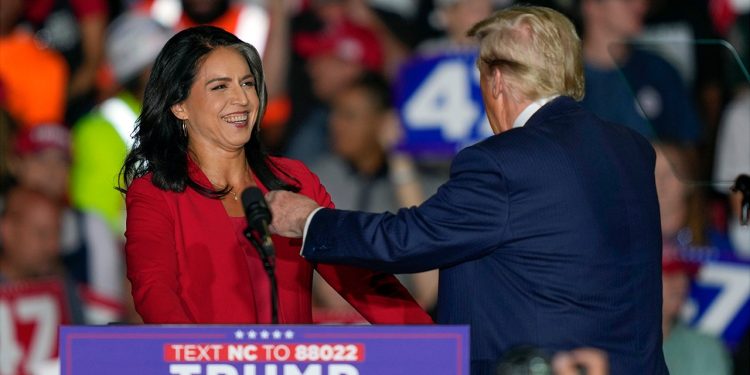 Tulsi Gabbard, bivša demokratska kandidatkinja za predsjednicu, pridružuje se republikanskoj stranci na Trumpovom skupu