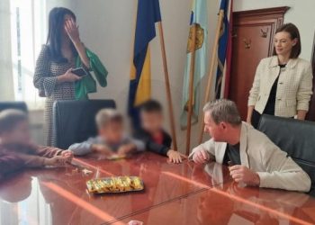 U ČAPLJINI ZA ZAKON NE MARE Vrtićka djeca par dana uoči izbora kod Smiljana Vidića i kandidatkinje HDZ-a Ive Raguž