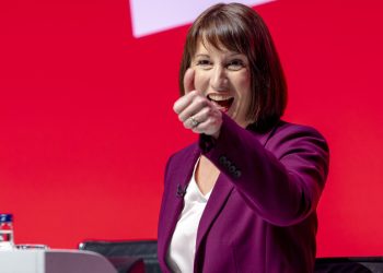 UK će naoružati Ukrajinu ruskim novcem — RT World News