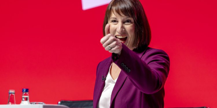 UK će naoružati Ukrajinu ruskim novcem — RT World News