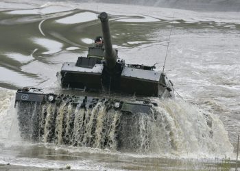 Ukrajinski Leopard s gorućom kupolom i pod paljbom vuče tenk T-72