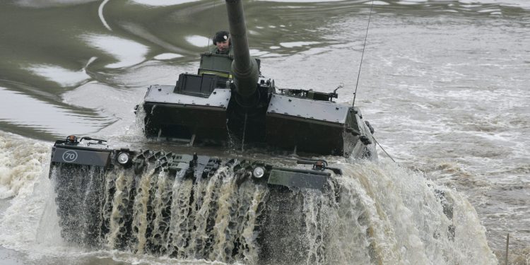 Ukrajinski Leopard s gorućom kupolom i pod paljbom vuče tenk T-72