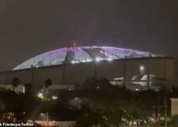 Uragan Milton para krov Tropicana Fielda – doma Tampa Bay Raysa – dok smrtonosna oluja pogađa Floridu