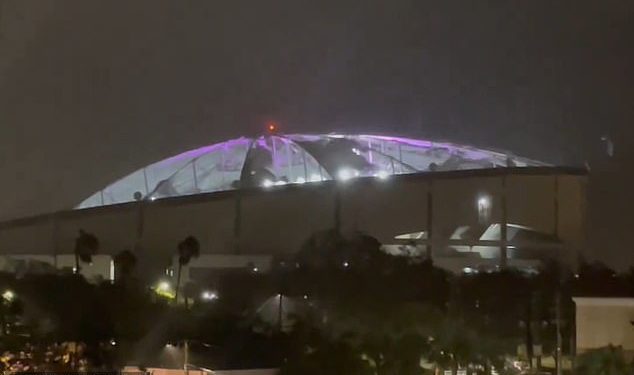 Uragan Milton para krov Tropicana Fielda – doma Tampa Bay Raysa – dok smrtonosna oluja pogađa Floridu