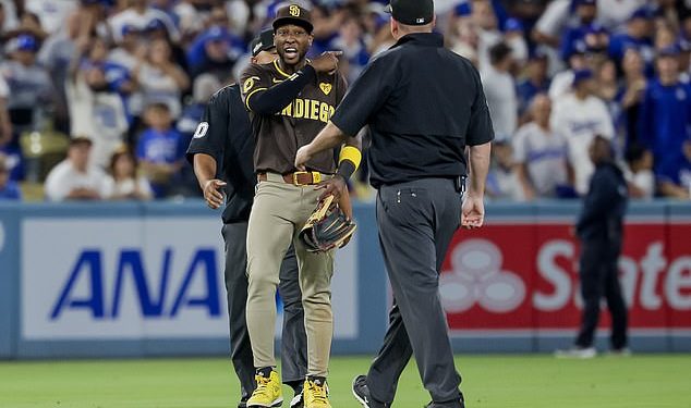 Utakmica doigravanja Padres-Dodgersa odgođena je nakon što je navijač bacio bejzbol loptu prema zvijezdi San Diega Juricksonu Profaru