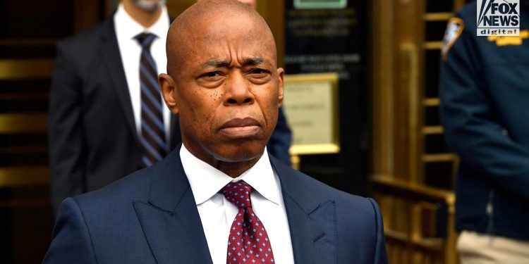 Većina stanovnika New Yorka želi da optuženi gradonačelnik Eric Adams podnese ostavku: anketa