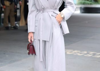 Victoria Beckham pokazuje svoj besprijekoran osjećaj za stil u šik sivom odijelu i velikim sjenilima tijekom snimanja u NYC-u – nakon što je sklopila veliki Netflixov ugovor za sveobuhvatni dokumentarac