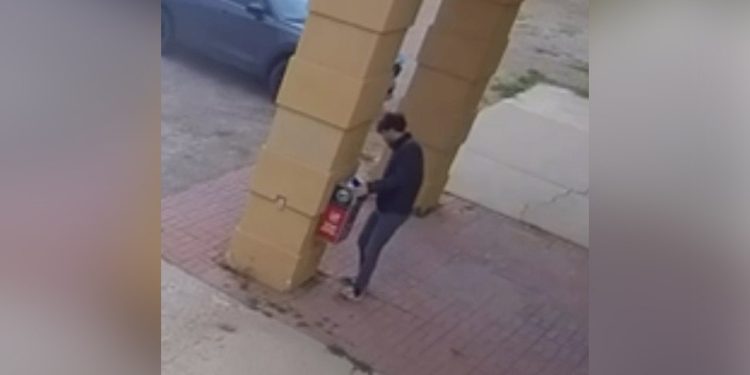 Videozapis pojedinca demokratske orijentacije na glasačkoj kutiji u Montani izaziva zabrinutost izbornog administratora zbog ‘petljanja’