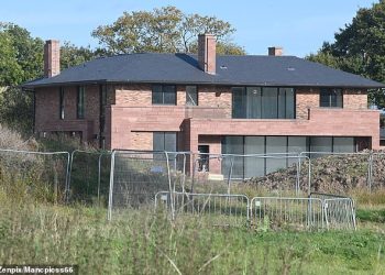Vila Marcusa Rashforda vrijedna 2,5 milijuna funti u Cheshireu JOŠ nije dovršena četiri godine nakon što je kupio ekološki prihvatljivu lokaciju… a tu je i iritantan problem s njegovom kućom iz snova