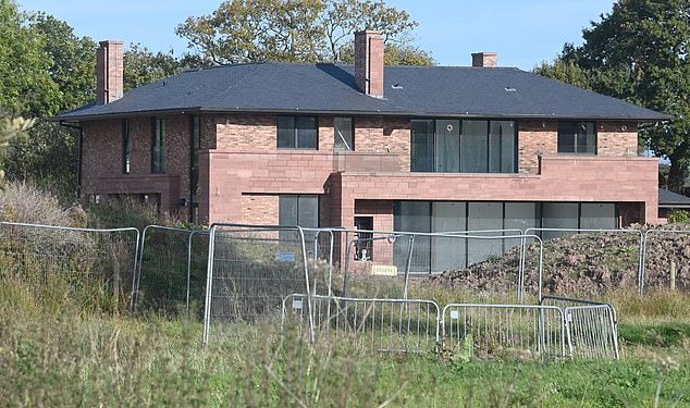 Vila Marcusa Rashforda vrijedna 2,5 milijuna funti u Cheshireu JOŠ nije dovršena četiri godine nakon što je kupio ekološki prihvatljivu lokaciju… a tu je i iritantan problem s njegovom kućom iz snova