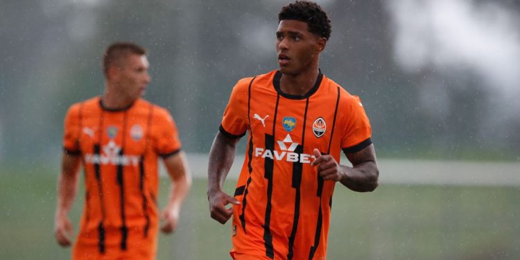 Vinicius Tobias tetovira ime svoje kćeri, ali otkriva da on nije otac