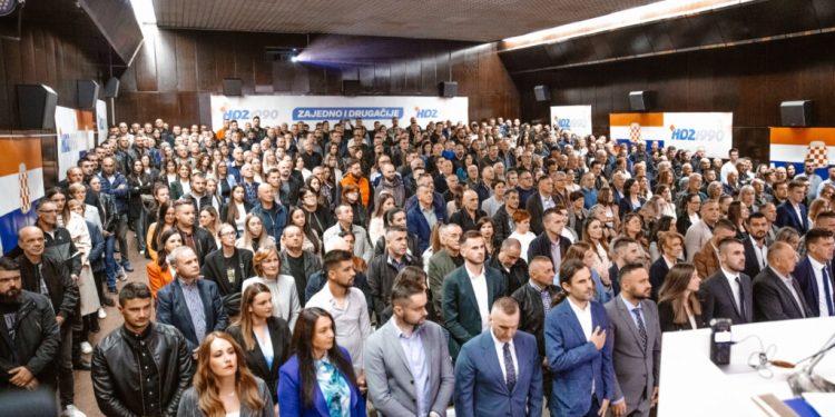 Više od 500 Livnjaka na završnom skupu HDZ-a 1990