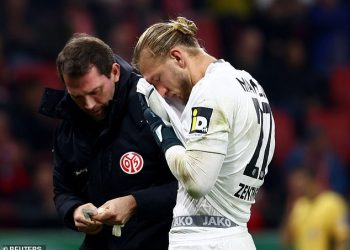 Vratar Mainza ‘okrivljuje’ Harryja Kanea za gadan sudar nakon što je napadač Bayern Münchena ‘udario protivnika u lice svojim čavlima’ tijekom pobjede od 4-0