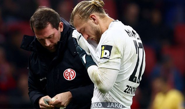 Vratar Mainza ‘okrivljuje’ Harryja Kanea za gadan sudar nakon što je napadač Bayern Münchena ‘udario protivnika u lice svojim čavlima’ tijekom pobjede od 4-0