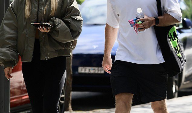 Zatišje pred Oluju? Nogometna zvijezda Melbournea Ryan Papenhuyzen ne pokazuje znakove nervoze dok izlazi sa svojom glamuroznom djevojkom influencericom Emmom Mac uoči velikog finala NRL-a