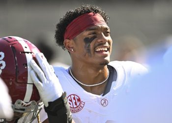 Zvijezda Alabame Malachi Moore udara protivnikovom glavom u travnjak dok ovaj doživljava epski krah tijekom teškog poraza od Vanderbilta