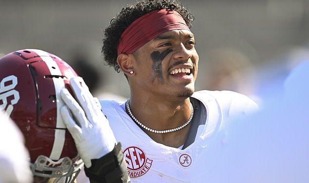 Zvijezda Alabame Malachi Moore udara protivnikovom glavom u travnjak dok ovaj doživljava epski krah tijekom teškog poraza od Vanderbilta