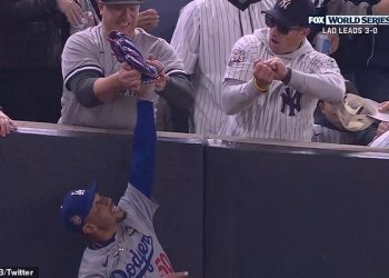 Zvijezda Dodgersa Mookie Betts uključen u nevjerojatno natezanje s navijačem Yankeesa koji mu pokušava istrgnuti loptu iz rukavice