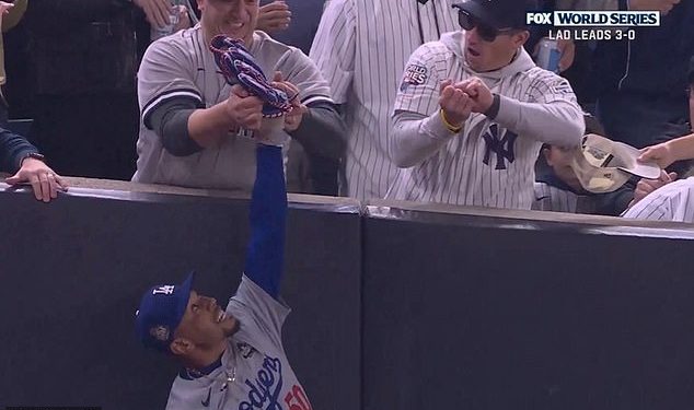 Zvijezda Dodgersa Mookie Betts uključen u nevjerojatno natezanje s navijačem Yankeesa koji mu pokušava istrgnuti loptu iz rukavice