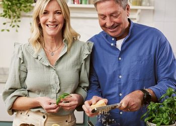 Zvijezda Masterchefa John Torode kaže da mrzi gnječilice za krumpir pa je bacio jednu koja pripada njegovoj ženi Lisi Faulkner – i radije koristi metodu svoje bake