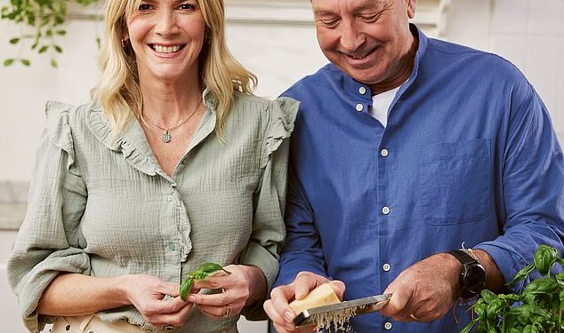 Zvijezda Masterchefa John Torode kaže da mrzi gnječilice za krumpir pa je bacio jednu koja pripada njegovoj ženi Lisi Faulkner – i radije koristi metodu svoje bake