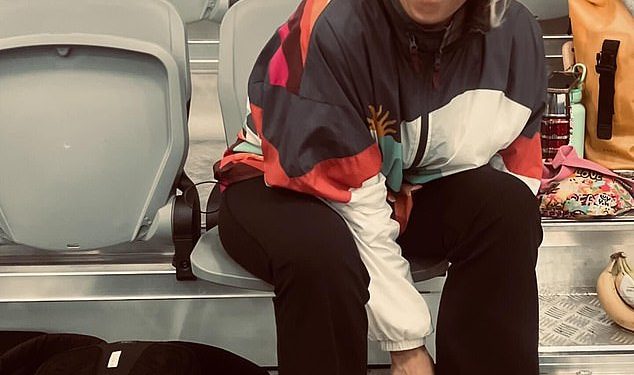 Zvijezde Plesa na ledu Charlie Brooks i Dan Edgar predvode zvijezde koje po prvi put navlače klizaljke dok odlaze na klizalište na svoj prvi dan treninga nakon što je objavljena cijela postava