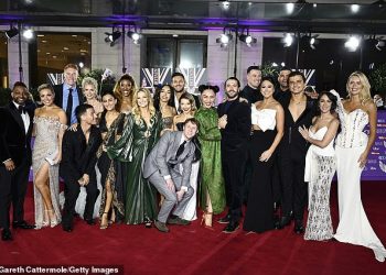 Zvijezde Strictly Come Dancinga oblače svoje najbolje kombinacije dok mijenjaju plesni podij za crveni tepih na dodjeli nagrada Ponos Britanije 2024.