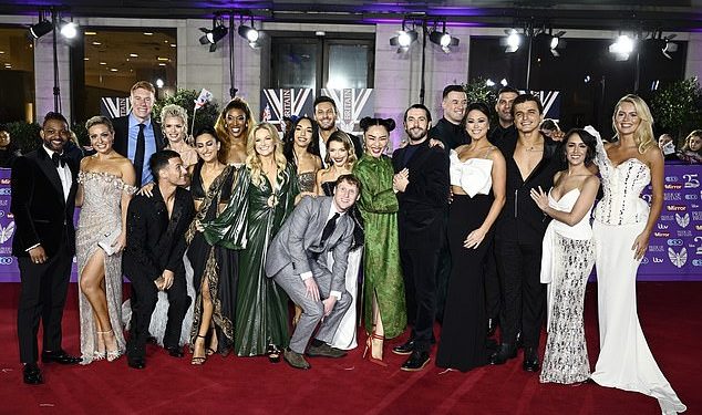 Zvijezde Strictly Come Dancinga oblače svoje najbolje kombinacije dok mijenjaju plesni podij za crveni tepih na dodjeli nagrada Ponos Britanije 2024.