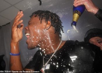 Zvijezde Yankeesa rugaju se navijačima Kansas City Royalsa izviždanjem Jazza Chisholma u pijanskoj zabavi u svlačionici nakon pobjede u seriji