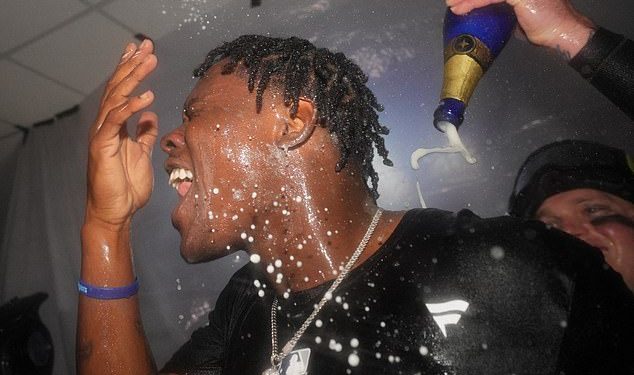 Zvijezde Yankeesa rugaju se navijačima Kansas City Royalsa izviždanjem Jazza Chisholma u pijanskoj zabavi u svlačionici nakon pobjede u seriji