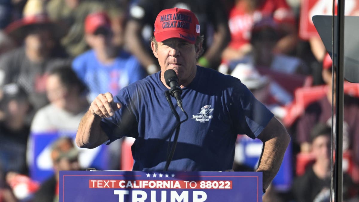 Glumac filma Reagan Dennis Quaid govori na skupu Trump Coachella