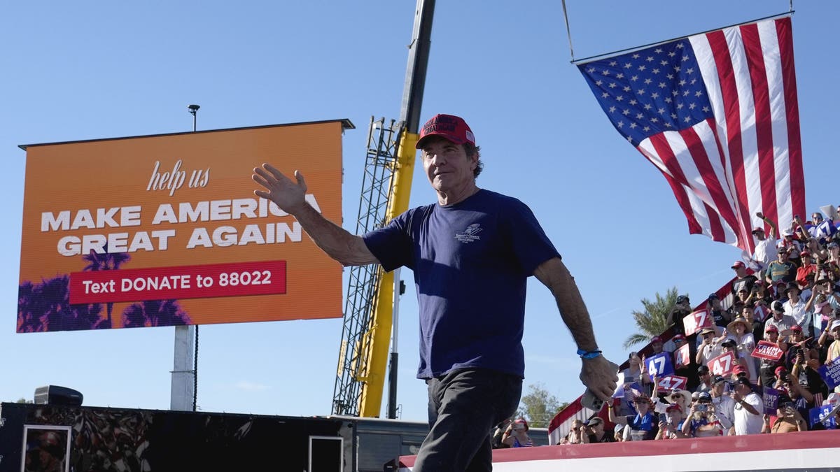 Dennis Quaid izlazi na skupu Trump Coachella