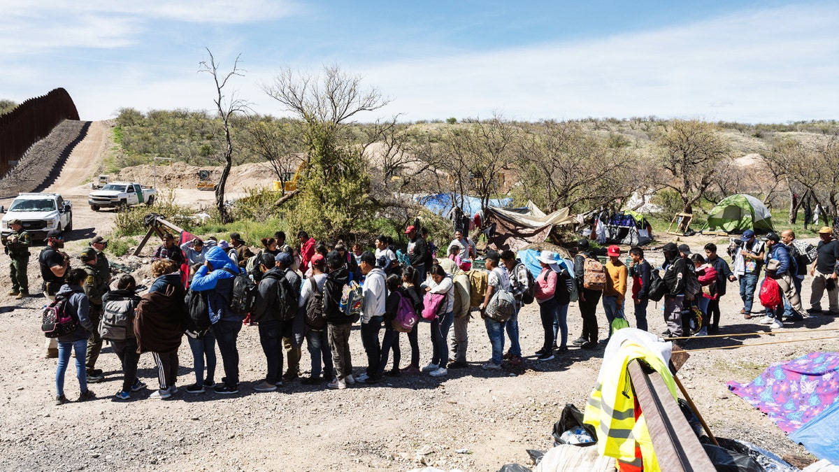 Granična patrola preuzima grupu tražitelja azila iz humanitarnog kampa na američko-meksičkoj granici u blizini Sasabea, Arizona, u srijedu, 13. ožujka 2024.