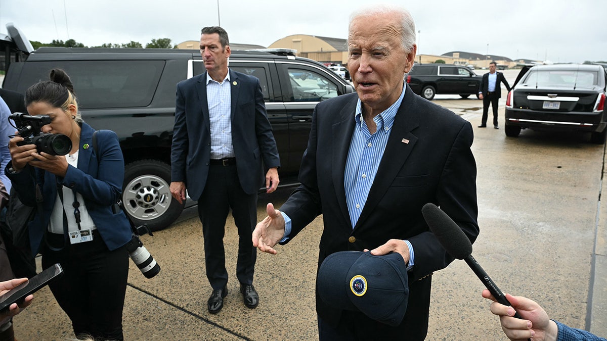 Biden razgovara s novinarima prije ukrcaja na AF1
