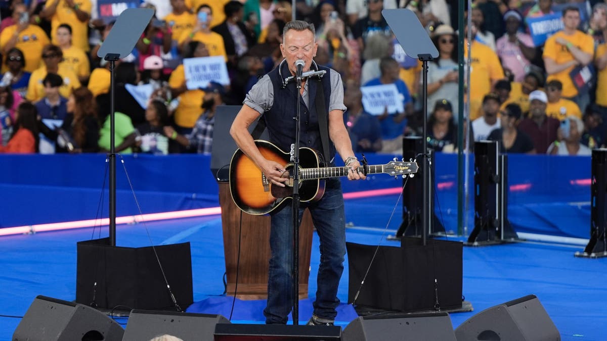 Bruce Springsteen nastupa na predizbornom skupu podrške demokratskoj predsjedničkoj kandidatkinji potpredsjednici Kamali Harris, četvrtak, 24. listopada 2024., u Clarkstonu, Ga. (AP Photo/Mike Stewart)