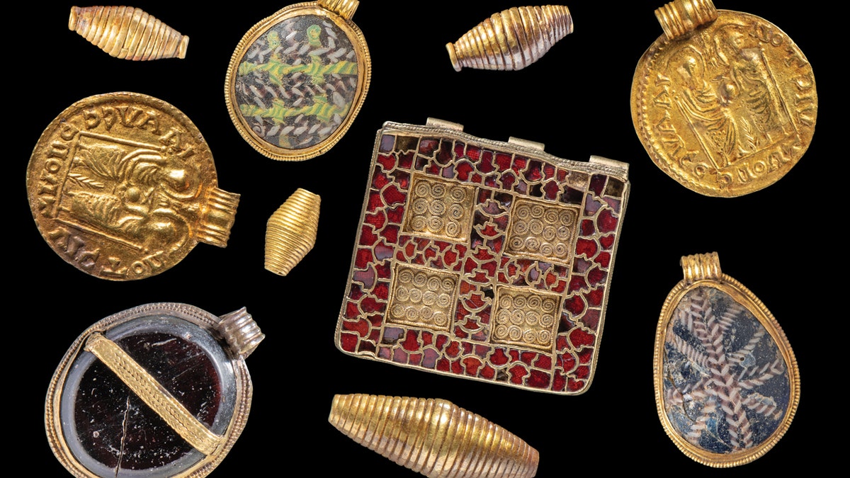 Zbirka privjesaka u The Harpole Treasure