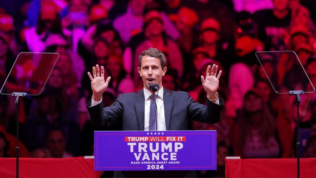 Komičar Tony Hinchcliffe govori tijekom skupa za Trumpa
