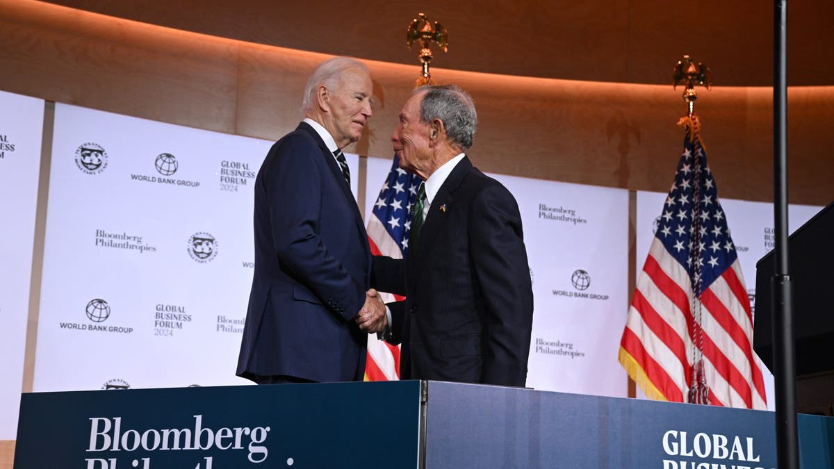 Predsjednik Biden, lijevo, i bivši gradonačelnik New Yorka Michael R. Bloomberg, osnivač Bloomberg Philanthropies, rukuju se na pozornici na Bloomberg Global Business Forumu 24. rujna 2024. u New Yorku.