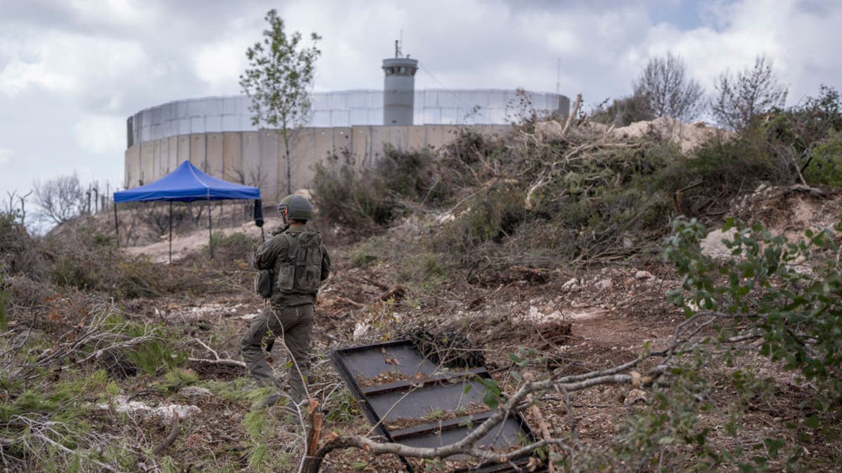 Izraelski vojnik hoda pored ulaza u tunel blizu osmatračnice Privremenih snaga Ujedinjenih naroda u Libanonu u južnom libanonskom selu Naqoura uz granicu s Izraelom.